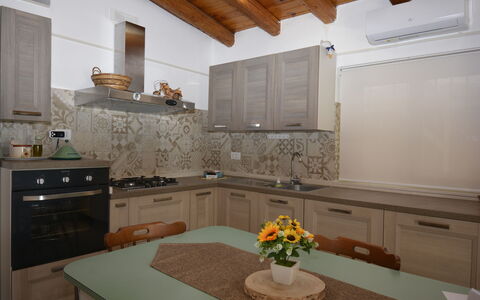 Villa Mameli: Køkken, Countertop, Indretning, Køkken Apparat, Træ, Møbel, Større Bandage, Gulvbelægning, Cabinetry, Køkkenvask