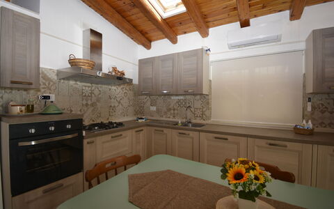 Villa Mameli: Køkken, Countertop, Indretning, Køkken Apparat, Træ, Gulvbelægning, Køkkenvask, Cabinetry, Større Bandage, Møbel
