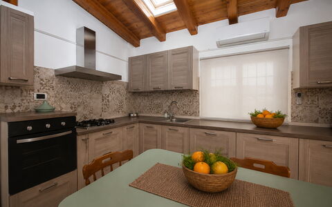 Villa Mameli: Køkken, Countertop, Køkken Apparat, Møbel, Indretning, Cabinetry, Større Bandage, Gulvbelægning, Træ, Køkkenvask