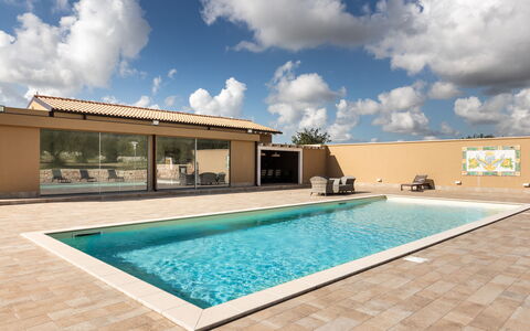 Villa Meti: Svømmepøl, Gulvbelægning, Udvej, Etage, Kompositmateriale, Water Feature, Skygge, Flise, Eco Hotel, Fritid