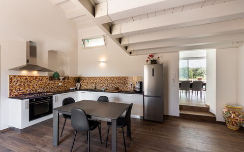 Villa Meti: Møbel, Indretning, Gulvbelægning, Etage, Træ, Loft, Køkken, Værelse, Belysning, Countertop