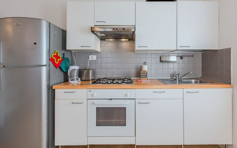 Riva Olive: Køkken Apparat, Køkken, Countertop, Større Bandage, Cabinetry, Køkkenvask, Indretning, Komfur, Gulvbelægning, Træ