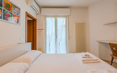 Riva Olive: Lejlighed, Seng, Soveværelse, Sengetøj, Altan, Sengetøj, Hotel, Bed Frame