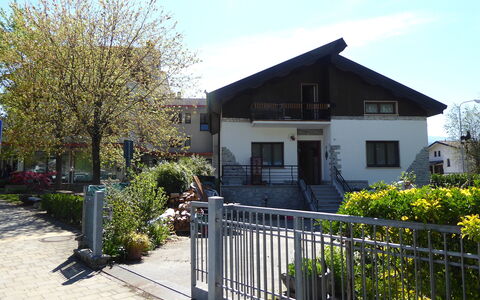 House Angy: Bygning, Boligområde, Hus, Kvarter, Busk, Hjem, Menneskelig Bosættelse, Sommerhus, Forstad