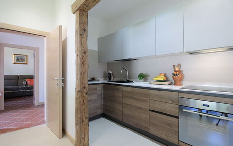 House Angy: Countertop, Køkken, Gulvbelægning, Indretning, Møbel, Væg, Træ, Etage, Cabinetry, Køkken Apparat