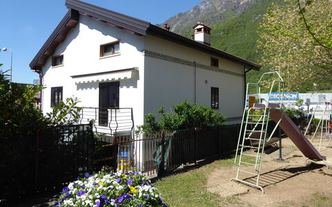 House Angy: Hus, Hjem, Tag, Sommerhus, Dør, Veranda, Skygge, Gård, Altan, Stuehus