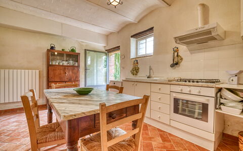Villa the Horses: Gulvbelægning, Møbel, Indretning, Træ, Countertop, Køkken, Cabinetry, Etage, Loft, Belysning