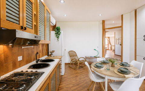 Villa Billona: Indretning, Gulvbelægning, Møbel, Væg, Træ, Køkken, Etage, Loft, Countertop, Cabinetry