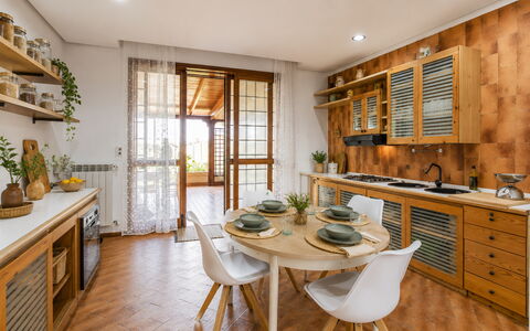 Villa Billona: Møbel, Indretning, Køkken, Gulvbelægning, Træ, Cabinetry, Countertop, Etage, Loft, Værelse