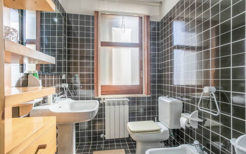 Villa Billona: Væg, Gulvbelægning, Indretning, Sanitærarmatur, Etage, Loft, Håndvask, Badeværelse, Værelse, Badeværelsesvask