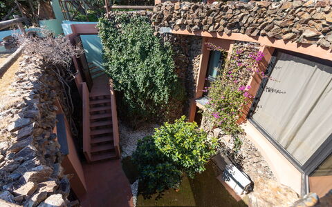 Villa Boi: Væg, Arkitektur, Stenmur, Have, Skygge, Landscaping, Hacienda, Backyard