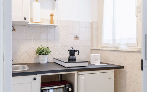 Fano Mare: Køkken, Indretning, Countertop, Køkken Apparat, Cabinetry, Gulvbelægning, Husholdningsapparat, Møbel, Belysning, Tap