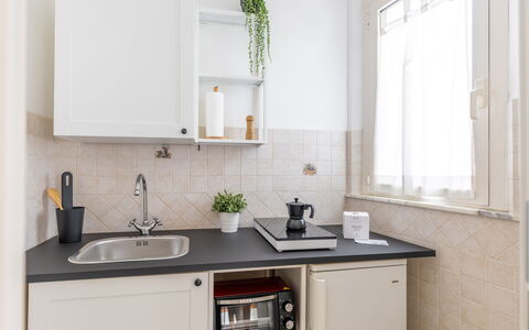 Fano Mare: Køkken, Countertop, Køkken Apparat, Cabinetry, Indretning, Større Bandage, Møbel, Husholdningsapparat, Sanitærarmatur, Tap