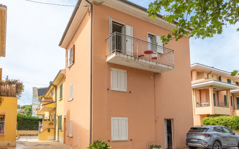 Fano Mare: Bygning, Vindue, Boligområde, Hus, Facade, Kvarter, Hjem, Stad, Lejlighed, Altan