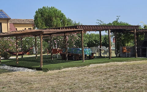 Casale dei Ciliegi: Skygge, Have, Land Lot, Gazebo, Lawn, Udendørs Struktur, Backyard, Pavilion, Pergola