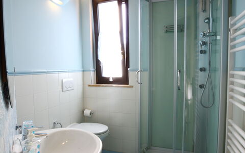 Casale dei Ciliegi: Gulvbelægning, Indretning, Etage, Træ, Sanitærarmatur, Belysning, Værelse, Badeværelse, Hjem, Toilet