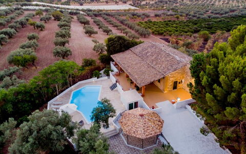Villa Chiaramonte Gulfi: Svømmepøl, Arkitektur, Udvej, Estate, Kompositmateriale, Hacienda, Villa, Eco Hotel, Landscaping, Stuehus
