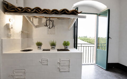 Villa Chiaramonte Gulfi: Væg, Indretning, Gulvbelægning, Møbel, Etage, Køkken, Lysarmatur, Flise, Reoler, Naturmateriale