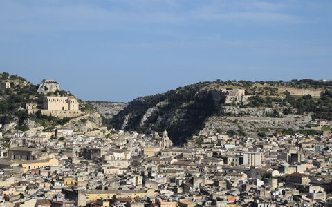 Villa Chiaramonte Gulfi: City, Kvarter, Byområde, Boligområde, Landskab, Menneskelig Bosættelse, Forstad, Cityscape, Luftfotografering, Fugleperspektiv