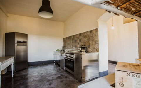 Villa Chiaramonte Gulfi: Gulvbelægning, Etage, Loft, Indretning, Køkken, Countertop, Køkken Apparat, Flise, Naturmateriale