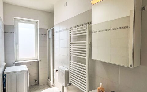 Alessandro: Gulvbelægning, Væg, Etage, Sanitærarmatur, Indretning, Badeværelse, Toilet, Toiletbræt, Værelse, Vvs