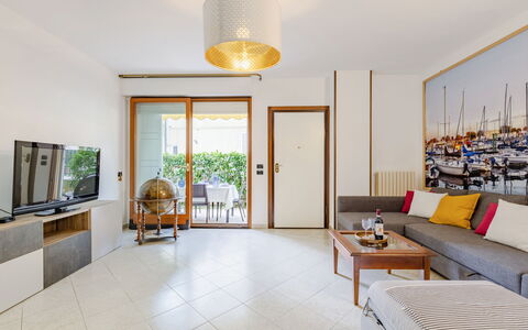 Corte Marina Apartment: Indretning, Gulvbelægning, Møbel, Træ, Etage, Loft, Belysning, Lejlighed, Bord, Stue
