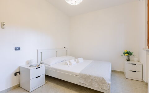 Corte Marina Apartment: Seng, Soveværelse, Møbel, Etage, Indretning, Gulvbelægning, Sengetøj, Sengetøj, Værelse, Loft