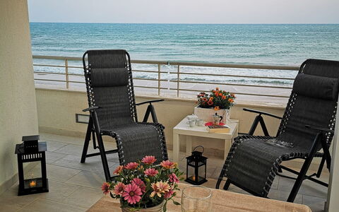 Appartamento Tramonto sul Mare: Møbel, Stol, Træ, Indretning, Bord, Hav, Etage, Belysning, Værelse, Ocean