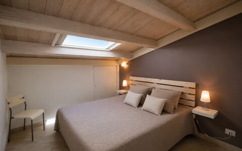 Appartamento Tramonto sul Mare: Seng, Soveværelse, Indretning, Træ, Loft, Møbel, Sengetøj, Etage, Sengetøj, Gulvbelægning