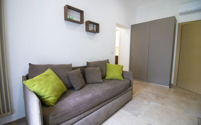 Elementi Luxury Otranto: Møbel, Indretning, Gulvbelægning, Etage, Couch, Træ, Værelse, Belysning, Stue, Hjem