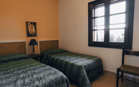 Villa Vignola: Soveværelse, Seng, Væg, Sengetøj, Sengetøj, Etage, Bed Frame, Møbel, Gulvbelægning, Indretning