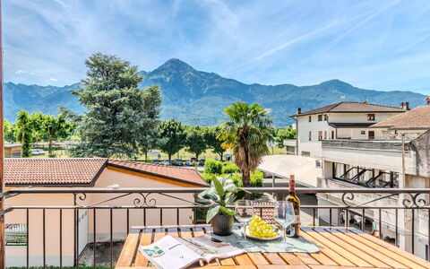 Legnone: Bjergkæde, Hill Station, Altan, Kam, Eco Hotel, Alps, Udendørs Møbler, Villa, Bjerglandsby
