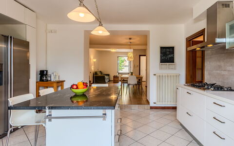 Legnone: Møbel, Indretning, Gulvbelægning, Countertop, Køkken, Etage, Loft, Træ, Værelse, Lysarmatur