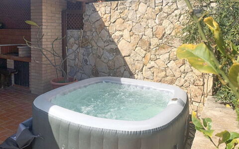 Villa Lina: Badekar, Sanitærarmatur, Jacuzzi, Svømmepøl, Stueplante, Blomsterkrukke, Backyard, Water Feature