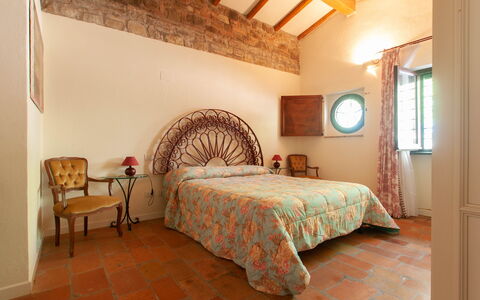 House in the Woods, Pool and Relax in Umbria: Væg, Møbel, Indretning, Træ, Soveværelse, Seng, Loft, Gulvbelægning, Etage, Sengetøj