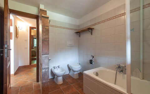 House in the Woods, Pool and Relax in Umbria: Gulvbelægning, Sanitærarmatur, Etage, Indretning, Badeværelse, Loft, Værelse, Vvs, Tap, Håndvask