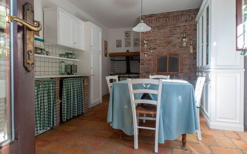 House in the Woods, Pool and Relax in Umbria: Møbel, Gulvbelægning, Indretning, Træ, Køkken, Etage, Loft, Countertop, Stol, Værelse