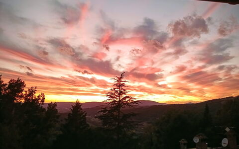 House in the Woods, Pool and Relax in Umbria: Himmel, Afterglow, Natur, Sky, Solnedgang, Afdeling, Skumring, Horisont, Orange, Solopgang
