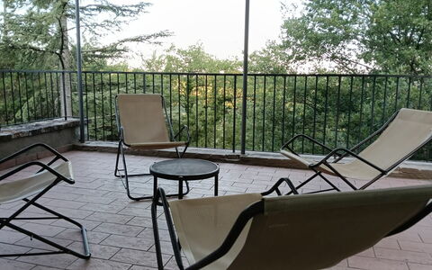House in the Woods, Pool and Relax in Umbria: Møbel, Stol, Udendørs Møbler, Udendørs Bord, Jern, Skygge, Metal, Foldestol, Dæk, Altan
