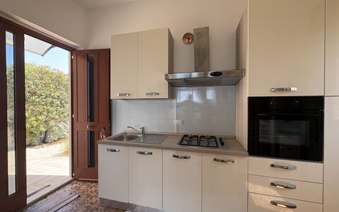Punta Braccetto Fronte Mare: Køkken Apparat, Køkken, Større Bandage, Husholdningsapparat, Cabinetry, Countertop, Træ, Indretning, Gulvbelægning, Komfur