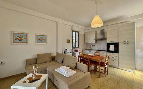 Punta Braccetto Fronte Mare: Møbel, Indretning, Gulvbelægning, Etage, Værelse, Couch, Træ, Loft, Bord, Stue