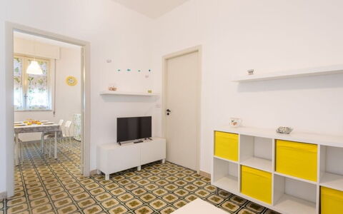 Villa Sole Mare: Gulvbelægning, Etage, Indretning, Værelse, Loft, Lejlighed, Molding, Flise, Reoler
