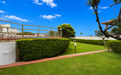 Villa Sole Mare: Have, Landscaping, Lawn, Skygge, Hæk, Parkere, Gård, Kunstgræs, Walkway