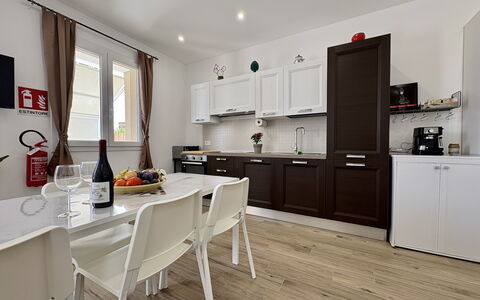 Villa Benvenuti al Sud: Møbel, Gulvbelægning, Indretning, Køkken, Træ, Etage, Trægulve, Countertop, Cabinetry, Køkken Apparat