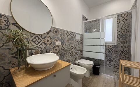 Villa Benvenuti al Sud: Gulvbelægning, Etage, Toiletbræt, Sanitærarmatur, Indretning, Badeværelse, Flise, Toilet, Håndvask, Vvs