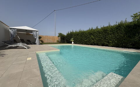 Villa Benvenuti al Sud: Svømmepøl, Blå, Udvej, Kompositmateriale, Water Feature, Skygge, Fritid, Beton, Eco Hotel, Flise