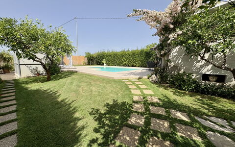 Villa Benvenuti al Sud: Have, Svømmepøl, Lawn, Skygge, Landscaping, Backyard, Gård, Flise, Kunstgræs