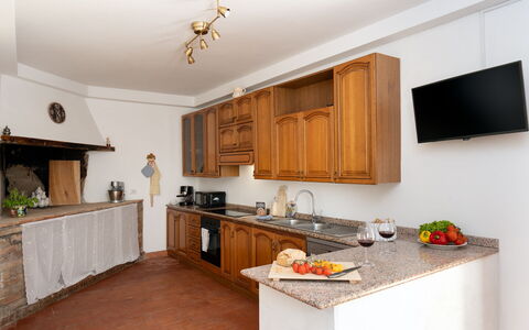 Villa i Fiori: Cabinetry, Køkken, Møbel, Indretning, Countertop, Gulvbelægning, Træ, Loft, Køkken Apparat, Værelse