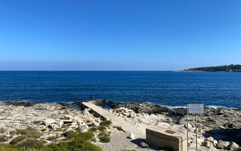 Rari House: Blå, Vand, Vandressourcer, Krop Af Vand, Kyst, Rots, Coastal Og Oceaniske Landskabsformer, Horisont, Hav, Sommer