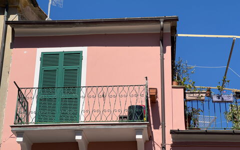 Casa Nanai - Levanto: Væg, Facade, Lyserød, Altan, Jern, Kompositmateriale, Metal, Maling, Gelænder